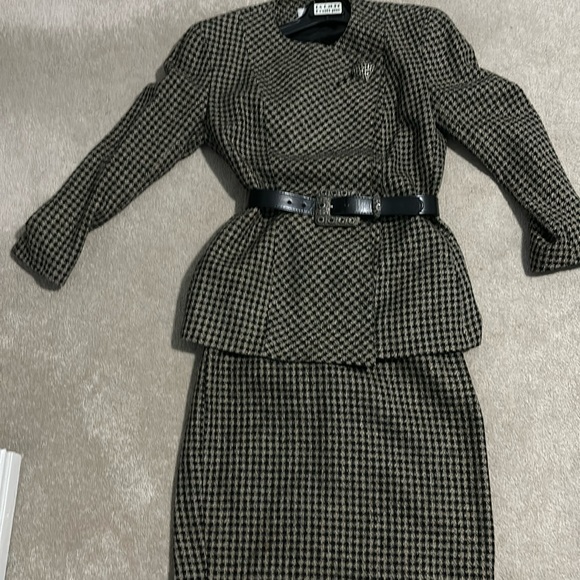 Skirt with matching jacket. 100% wool  tan and black - Picture 1 of 1